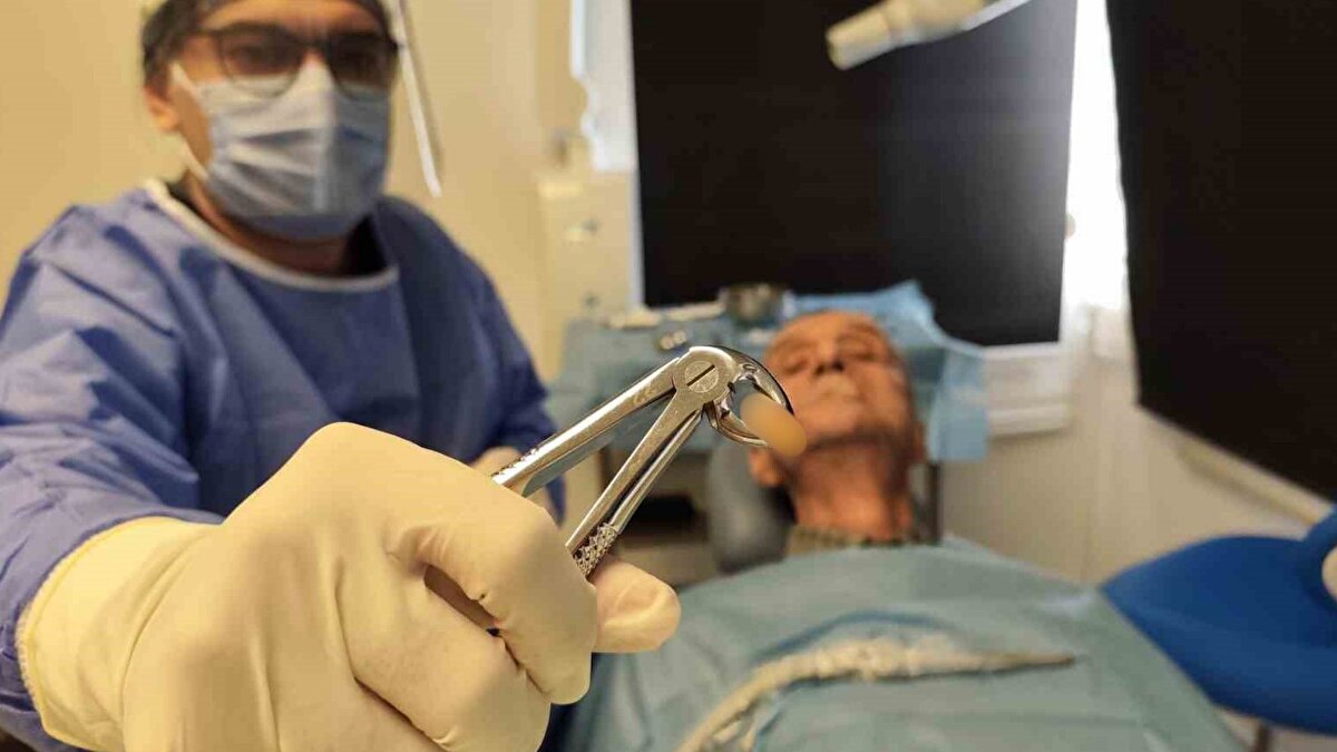 "Protez kullandığı için altta kalmış"<br><br>Operasyonu gerçekleştiren Ağız, Diş, Çene Hastalıkları ve Cerrahisi Uzmanı Dr. Dt. Hakan Kahraman, 20’lik dişlerin her yaşta sorun çıkarabileceğine dikkat çekerek, "İleri yaşlarda kemik erimesi nedeniyle gömülü dişler rahatsızlık vermeye başlayabiliyor. Hastamız yıllarca total protez kullandığı için gömülü diş, üzerindeki kemiğin erimesiyle yüzeye yakın hale gelmiş. Yeni protez yapımına engel olacağından dişi cerrahi olarak çektik. Bu durum herkesin başına gelebilir" dedi.