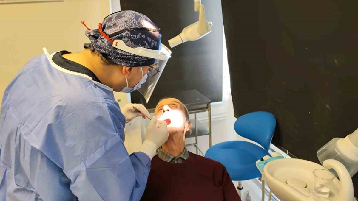 Besen, yaklaşık altı yıldır total protez kullandığını belirterek protezin zamanla rahatsızlık verdiğini anlattı. Yapılan muayenede, gömülü 20’lik dişin kemik kaybı nedeniyle yüzeye yaklaştığı ve protez kullanımını zorlaştırdığı ortaya çıktı. Doktorun önerisi üzerine bir haftalık ilaç tedavisi uygulandı ve ardından cerrahi çekim gerçekleştirildi.