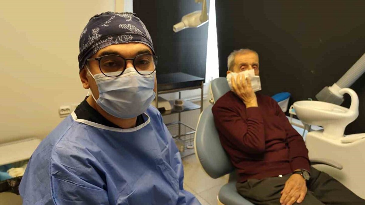 Tedavi sonrası süreç<br><br>Operasyonun ardından ağrılarından kurtulan Besen’in, protezinin yenilenmesi için tedavisi devam ediyor. Ağız ve Diş Sağlığı Merkezi Başhekimi Dt. Barış Kaya ise, ileri yaşlarda çene kemiğindeki rezorpsiyonun gömülü dişleri yüzeye doğru yaklaştırdığını belirterek şunları söyledi:<br>"Bu dişler aslında sürmüyor; çene kemiği eridiği için çıkmış gibi görünüyor. Halk arasında ‘70 yaşından sonra diş çıktı’ denilen durumlar aslında gömülü dişlerin kemik erimesiyle ortaya çıkmasıdır. Özellikle total protez kullanan hastalarda daha sık rastlanıyor. Eğer ağrıya, protez kullanımında zorluğa veya yemek yemede sıkıntıya neden oluyorsa cerrahi operasyonla dişi alıyoruz. İyileşme sonrası protez yeniden yapılıyor ya da küçük tamirlerle kullanılmaya devam edilebiliyor."