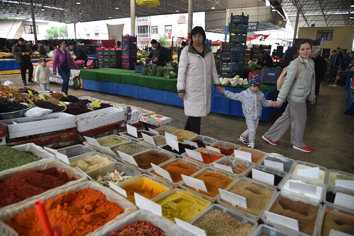 Son dönemde artan gıda zehirlenmesi vakaları, sokakta ve pazarda satılan ürünlere yönelik endişeleri artırdı. Gıda Mühendisleri Odası Antalya Şube Başkanı Ali Manavoğlu, özellikle yol kenarında satılan midye dolma, tavuk döner, simit, kaynamış mısır, pamuk şeker ile pazar tezgâhlarındaki açık süt, peynir, yoğurt, sucuk, kuru yemiş ve baharatların ciddi sağlık riski taşıdığını belirtti.