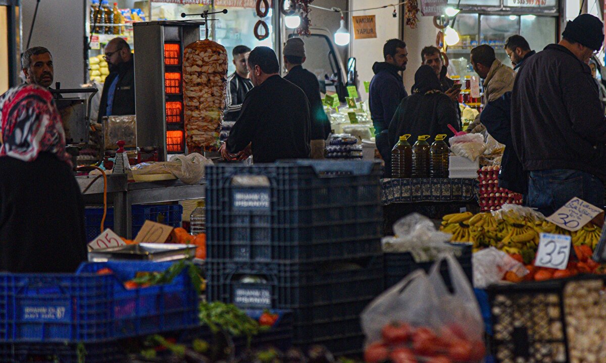 “Sokak lezzetlerinde hijyen büyük sorun”<br><br>Manavoğlu, sokak lezzetlerinin çoğunda üretim ve muhafaza koşullarına uyulmadığını söyledi. Egzoz dumanı, toz ve güneş altında pişirilen tavuk dönerlerde salmonella riskinin arttığını vurgulayan Manavoğlu, bu bakterinin ağır ishal, ateş ve kusmaya yol açabileceğini; hamilelerde düşük, bağışıklığı zayıf bireylerde ise ölümle sonuçlanabileceğini ifade etti.<br><br>Tepsilerde taşınan midye dolmaların uzun süre güneş ve toza maruz kaldığını belirten Manavoğlu, bu ürünlerde E.coli, salmonella, listeria monocytogenes gibi bakterilerin kolayca çoğalabileceğine dikkat çekti.