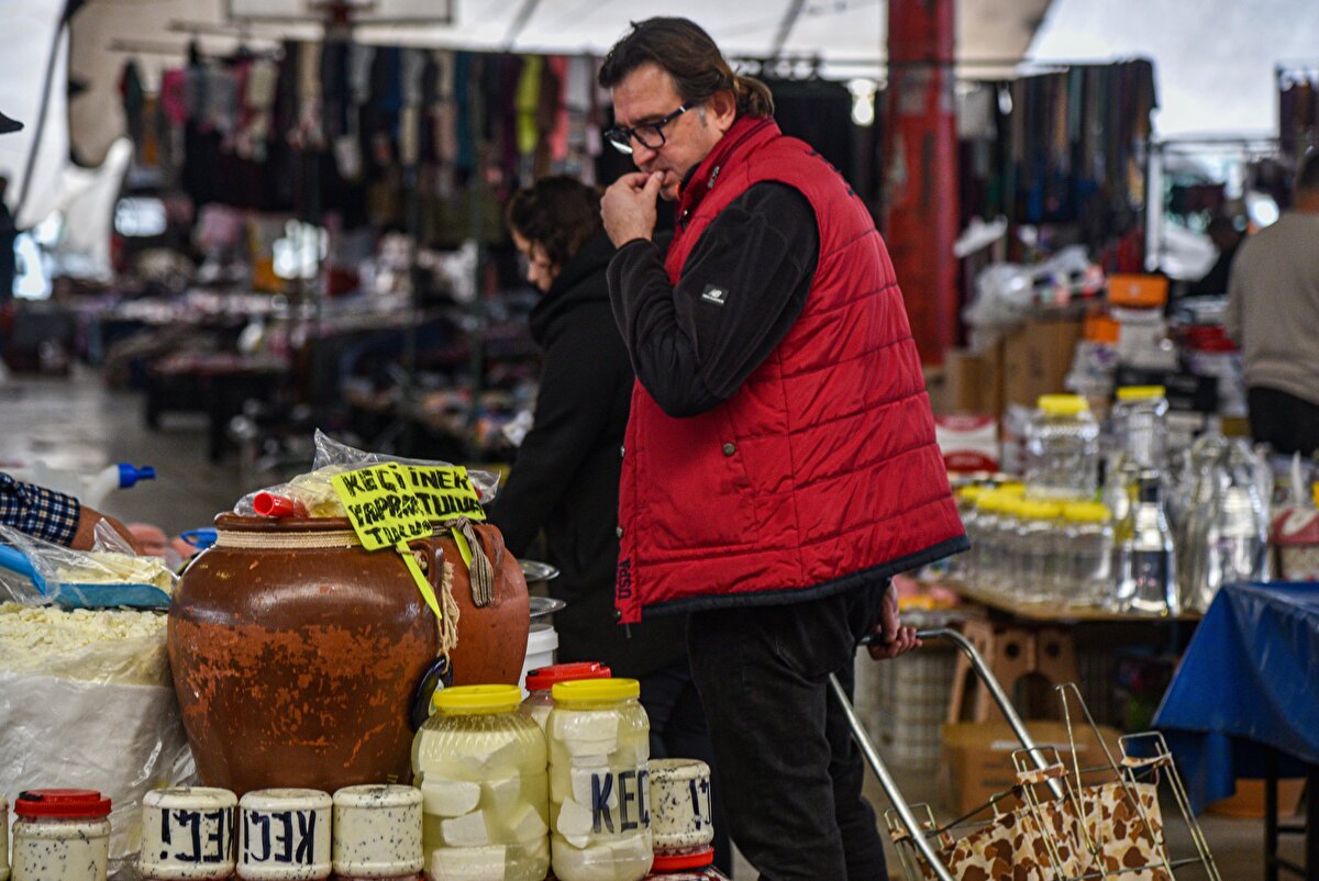 “Uzun süre güneşte bekleyen gıda tüketilmemeli”<br><br>Kaynamış mısırın saatlerce aynı suyun içinde bekletildiğini söyleyen Manavoğlu, suyun mikrobiyal üremeye elverişli olduğunu belirtti. Açıkta satılan simit ve çekirdekte ise çevreden bulaşan toz ve güneşle birlikte bakteri oluşumunun hızlandığını ifade etti.