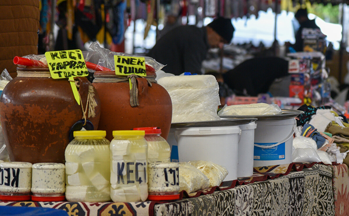 Kuruyemiş ve baharatta aflatoksin uyarısı<br><br>Manavoğlu, nemli ortamda küf oluşumuyla ortaya çıkan aflatoksinin özellikle kuru yemiş ve baharatlarda yaygın olduğunu söyledi. Aflatoksinin karaciğer hasarı, ödem ve uzun vadede kanser riskini artırdığını belirtti.