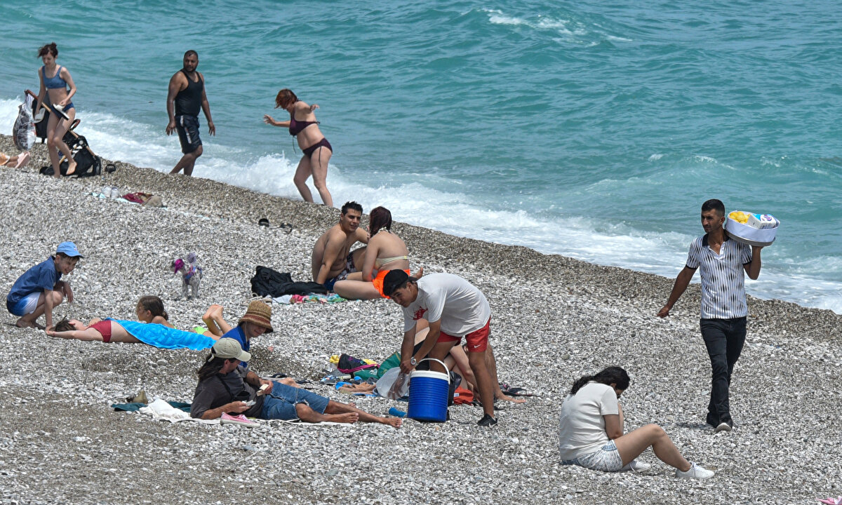Açıkta satılan sucuklarda etiket ve hijyen yok<br><br>Kamyon kasasında satılan kangal sucuklara da dikkat çeken Manavoğlu, bu ürünlerin hem fiziksel hem mikrobiyal kirlenmeye açık olduğunu, çoğunda etiket bulunmadığını ve taklit-tağşiş riskinin yüksek olduğunu ifade etti. Et ürünlerinde E.coli ve salmonella gibi ölümcül bakterilerin bulunabileceğini vurguladı.