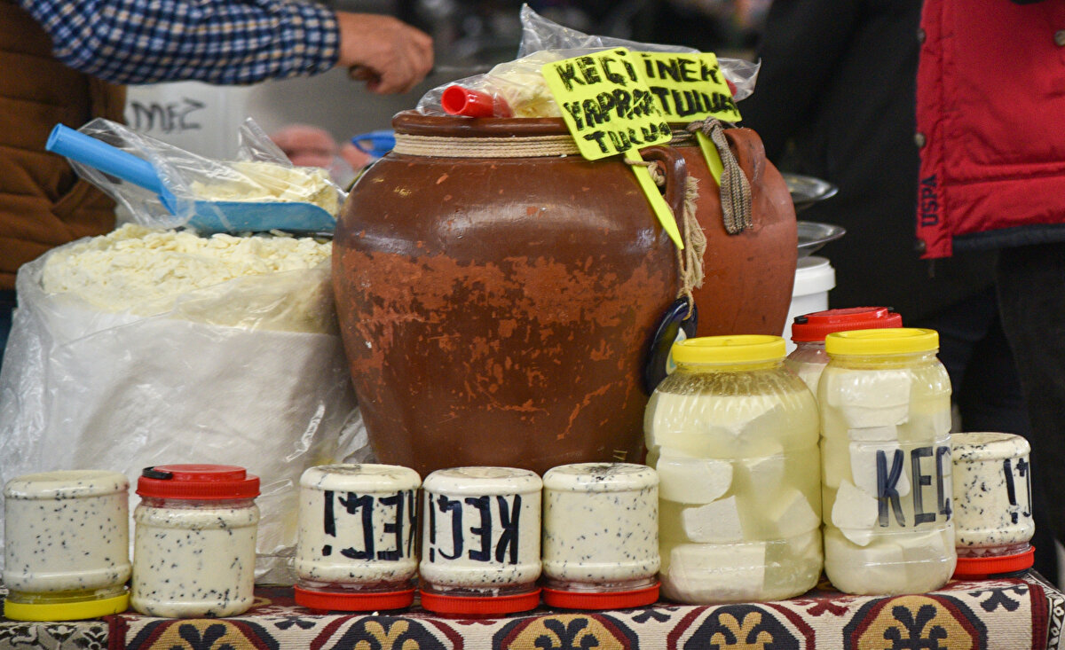 Pazardaki süt ürünlerinde gizli tehlike<br><br>Açık peynir, yoğurt ve sütlerin en riskli ürünler arasında olduğunu belirten Manavoğlu, bu gıdalara toz, egzozdan ağır metal ve çevresel kirleticilerin kolayca bulaşabileceğini söyledi. E.coli, salmonella, brusella gibi bakterilerin ciddi ateş, kusma, kanlı ishal ve hatta felç ve ölüme yol açabileceğini vurguladı.