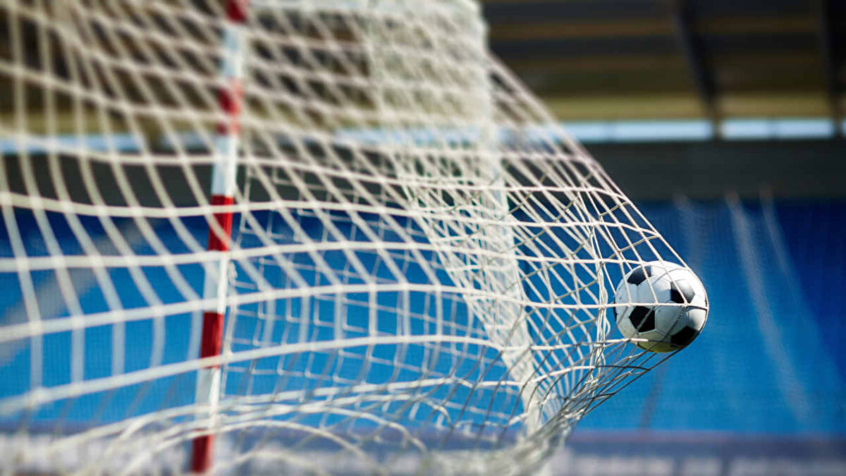 Hafta sonu öncesi futbol heyecanı Cuma günü karşılaşmalarıyla başlıyor. 12 Aralık 2025 Cuma günü sahne alacak maçlar, futbol takvimini yakından takip edenler tarafından sorgulanıyor. Bugün özellikle Süper Lig'de Kasımpaşa - Gençlerbirliği ve Almanya Bundesliga'da Union Berlin - Leipzig maçları dikkat çekiyor. Ayrıca TFF 2. Lig ve 3. Lig'de yoğun bir maç trafiği yaşanacak. İşte 12 Aralık Cuma gününün maç programı, yayın saatleri ve yayıncı kanalları...