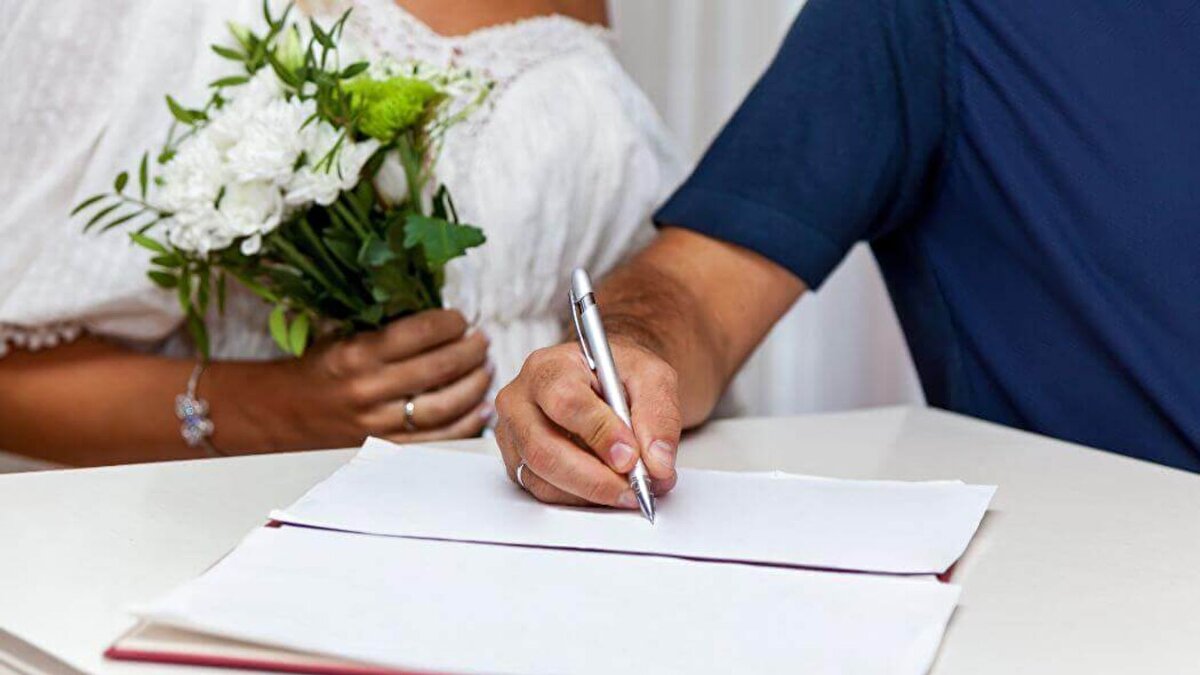 Tanığın şüphesi olayı ortaya çıkardı<br><br>
İl Giorno gazetesinin haberine göre, olay 25 Ekim’de Como yakınlarındaki Rovellasca’da düzenlenen düğün sonrasında gerçekleşti. Nikah şahidi, birkaç gün sonra evlilik belgesini imzalaması istendiğinde şüphelenip belediyenin evlendirme birimine başvurdu. Buradan, gelinin hâlâ başka birine evli olduğu bilgisine ulaşıldı ve durumu polise bildirdi.