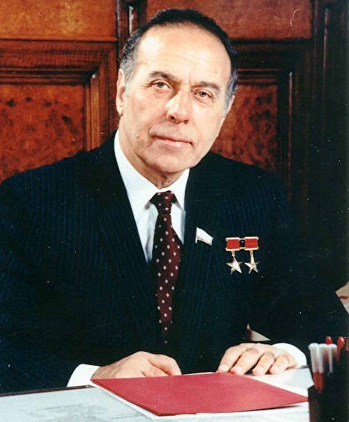 SSCB'nin dağılma sürecinde ülkesinin sorunlarına kayıtsız kalmayarak yeniden siyaset sahnesine atılan Aliyev, 1990'da hem Azerbaycan Sovyet Sosyalist Cumhuriyeti hem de Nahçıvan Özerk Cumhuriyeti milletvekili seçildi. Karabağ'da Ermenilerin toprak taleplerine karşı SSCB yönetiminin ikiyüzlü politikasına itiraz ederek 1991'de Komünist Parti’den istifa eden Aliyev, 1991'de parlamento niteliğindeki Nahçıvan Yüksek Konseyi Başkanı seçildi ve ilgili yasalar gereği Azerbaycan Yüksek Konseyi Başkan Yardımcısı oldu.<br>