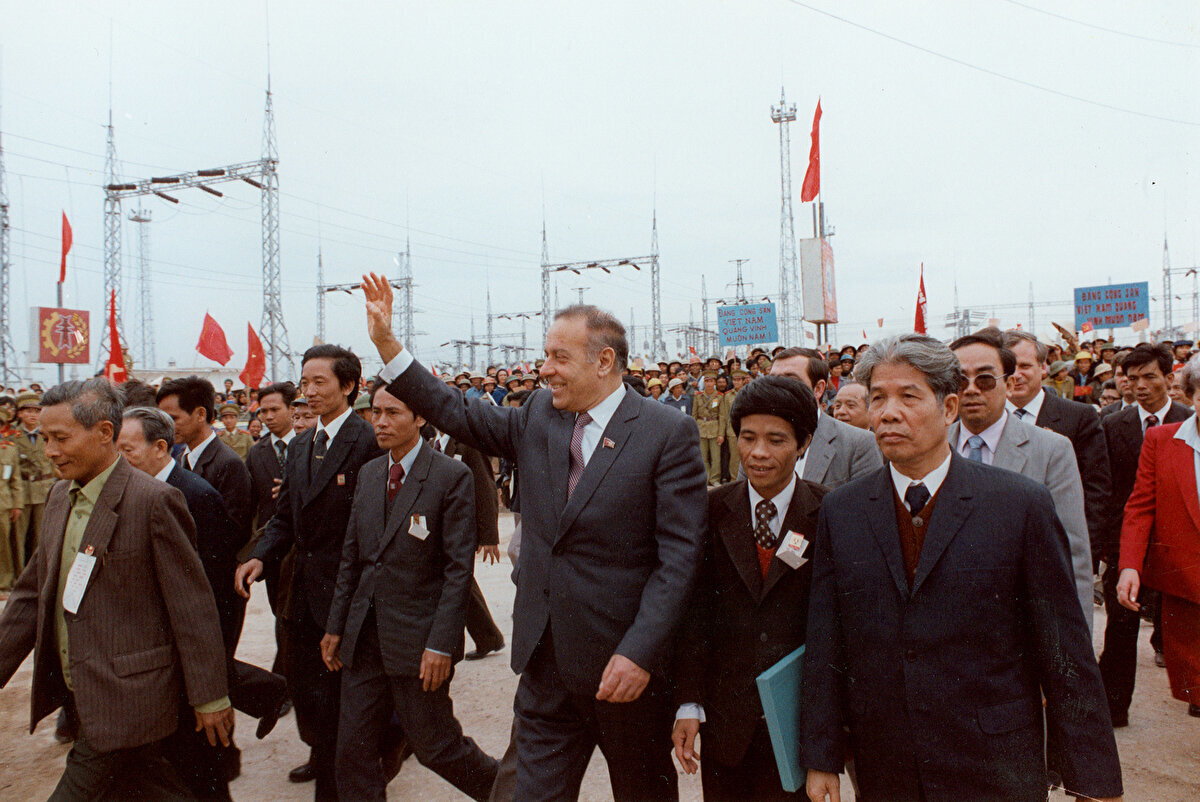 Haydar Aliyev, 7 ülkeden 11 şirketle, Azerbaycan'ın en büyük petrol yatağı Azeri-Çırak-Güneşli (AÇG) havzasının işletilmesini ve petrolün dünya pazarlarına çıkartılmasını öngören "Asrın Anlaşması"nı imzalayarak ülkenin ekonomik gelişiminin temelini attı. Cumhurbaşkanlığı döneminde referandum sonucu evrensel demokratik değerleri yansıtan anayasanın kabul edilmesiyle Aliyev, idam cezasını kaldırdı.