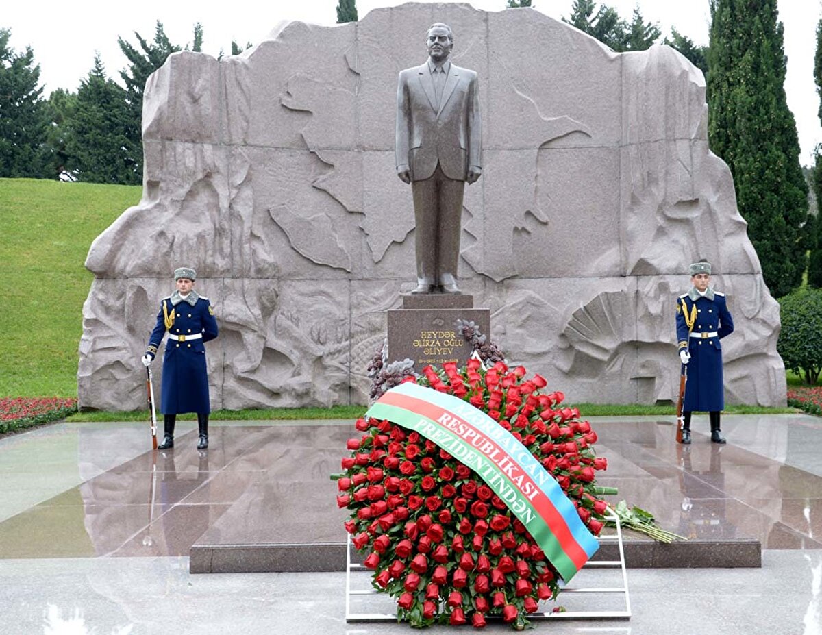 Haydar Aliyev, 12 Aralık 2003'te tedavi gördüğü ABD'de hayatını kaybetti ve 15 Aralık'ta Bakü'deki Fahri Hiyaban'da defnedildi.