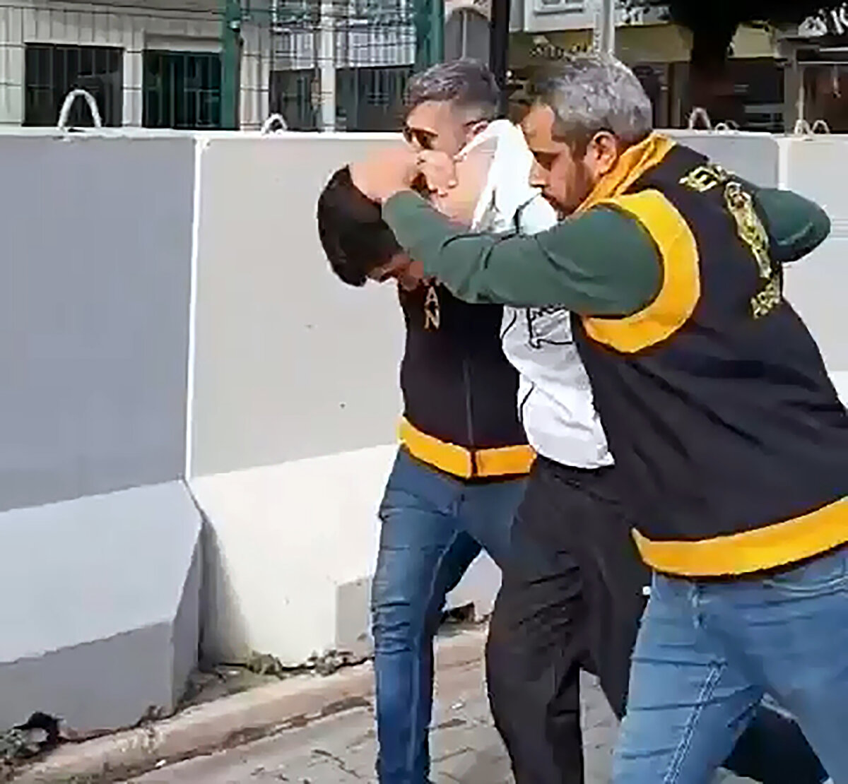 Adana’nın Seyhan ilçesinde ayrılma aşamasındaki sevgilisiyle konuşmak için oyun salonuna giden Abdullatif T. (25), burada çalışanların saldırısına uğradı. Darbedildikten sonra olay yerinden ayrılan Abdullatif T., kısa süre sonra evinden aldığı pompalı tüfekle iş yerine geri dönerek ateş açtı. Saldırı anları hem güvenlik kamerasına hem de çevredeki vatandaşların cep telefonu görüntülerine yansıdı.