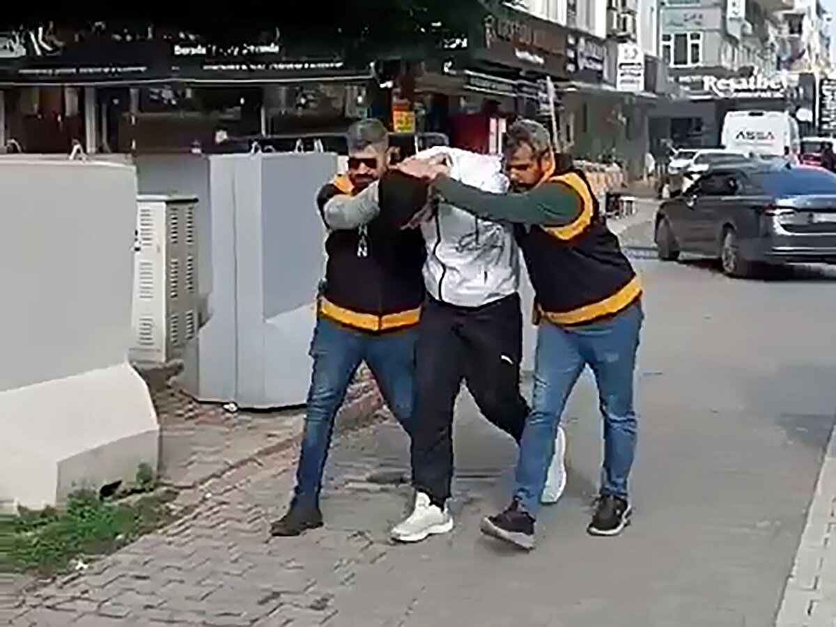 Oyun salonunda çıkan tartışma kısa sürede şiddete dönüşürken, sevgilisinin çalıştığı işyerinde darbedilen saldırganın eve gidip pompalı tüfekle geri dönmesi mahallede paniğe yol açtı. Güvenlik kameralarına da yansıyan saldırı sonrası polis geniş çaplı operasyon başlattı ve şüpheli 2 ay sonra saklandığı evde kıskıvrak yakalandı.