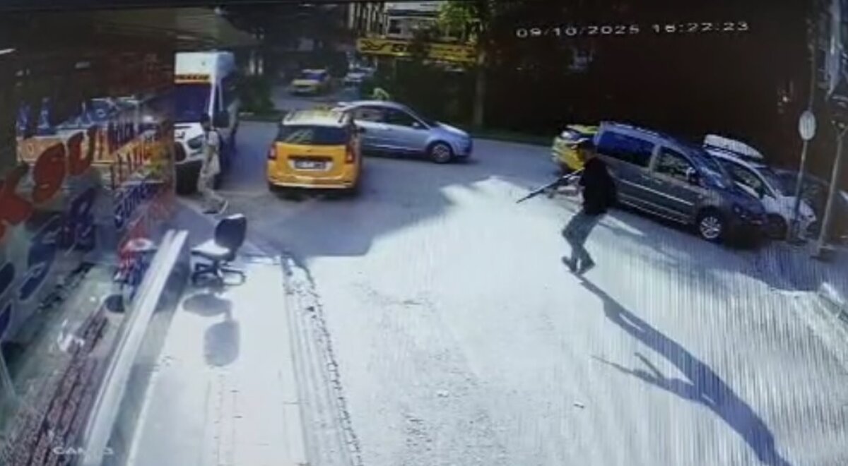 Saklandığı eve baskın<br><br>Seyhan Emniyet Müdürlüğü ekipleri, Abdullatif T.’nin izini Ziyapaşa Mahallesi’nde sürdü. Şüpheli, 9 Aralık’ta saklandığı adrese düzenlenen operasyonla yakalanarak gözaltına alındı. Emniyetteki işlemleri tamamlanan saldırgan, çıkarıldığı mahkeme tarafından tutuklanarak cezaevine gönderildi.