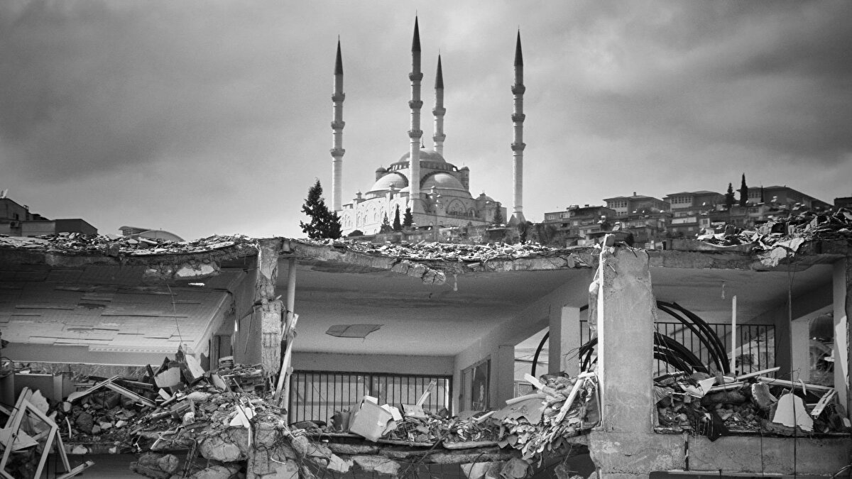 Marmara Denizi çevresindeki Kuzey Anadolu Fayı, son bilimsel incelemelere göre yeniden küresel gündemde. ABD ve Almanya merkezli yayınlarda yer alan analizlerde, fay hattında uzun yıllardır biriken tektonik gerilimin İstanbul yönünde yoğunlaştığı ve bu durumun büyük bir deprem ihtimalini artırdığı belirtildi.