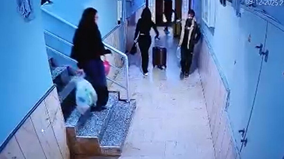 Aile içi gerilim iddiaları gündem oldu<br><br>Turan, Güllü’nün kızının davranışlarından endişe duyduğunu ve çevresinden olumsuz şekilde etkilendiğini söyledi. Ayrıca şarkıcının geçirdiği operasyonlar ile yaşadığı sağlık sorunları nedeniyle fiziksel olarak kendisini koruyamayacak durumda olduğunu dile getirdi. Turan, Güllü’nün kızının özel hayatına dair bazı tercihlere de karşı çıktığını ve bu durumun aile içinde tartışmalara yol açtığını savundu.