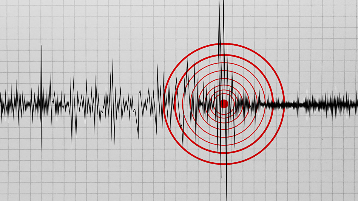 Son sarsıntı endişeleri artırdı<br>23 Nisan’da Marmara Denizi’nde meydana gelen 6,2 büyüklüğündeki deprem, İstanbul ve çevre illerde geniş bir alanda hissedildi. Yaklaşık 60 kilometre açıkta gerçekleşen bu sarsıntı, Kuzey Anadolu Fayı üzerinde son onlarca yılda kaydedilen en güçlü depremlerden biri olarak değerlendirildi ve bölgedeki risk tartışmalarını yeniden alevlendirdi.