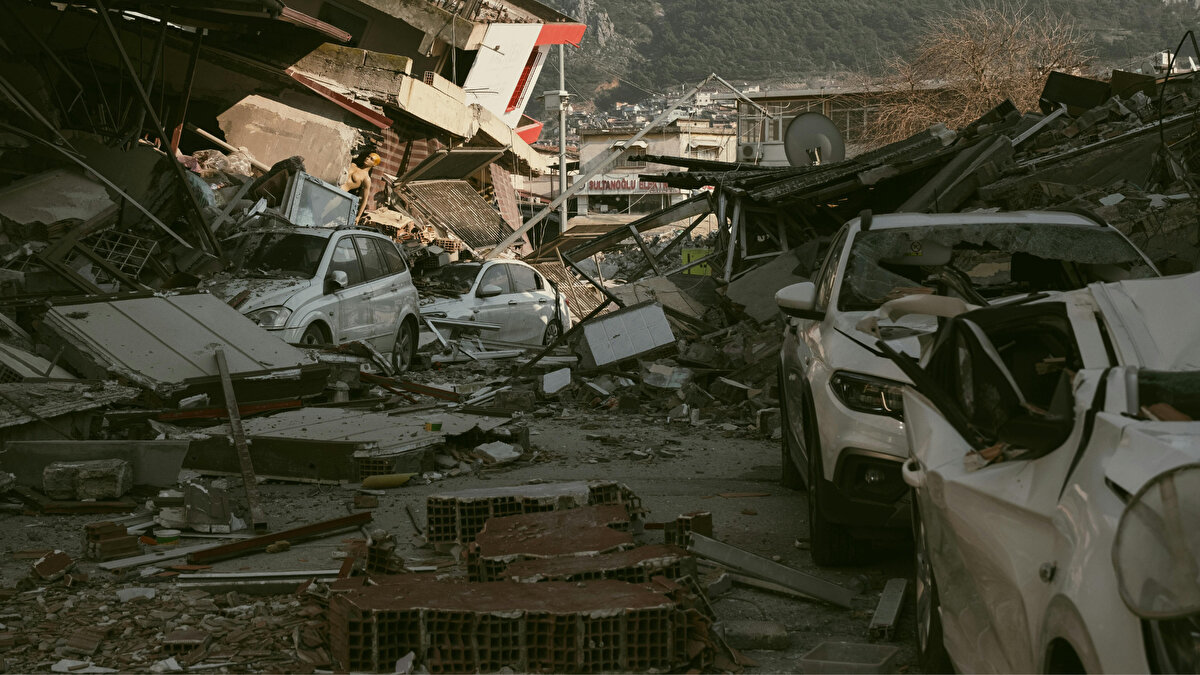 Uzun sessizlik dikkat çekiyor<br>Tarihsel kayıtlar, Marmara’nın batısında 1912’de, doğusunda ise 1999 İzmit depremiyle büyük kırılmalar yaşandığını gösteriyor. Buna karşın, bu iki segment arasında kalan Marmara fay hattında 1766’dan bu yana büyük bir deprem meydana gelmedi. Bilimsel analizlerde bu uzun sessizliğin, enerjinin birikmeye devam ettiğine işaret ettiği vurgulanıyor.