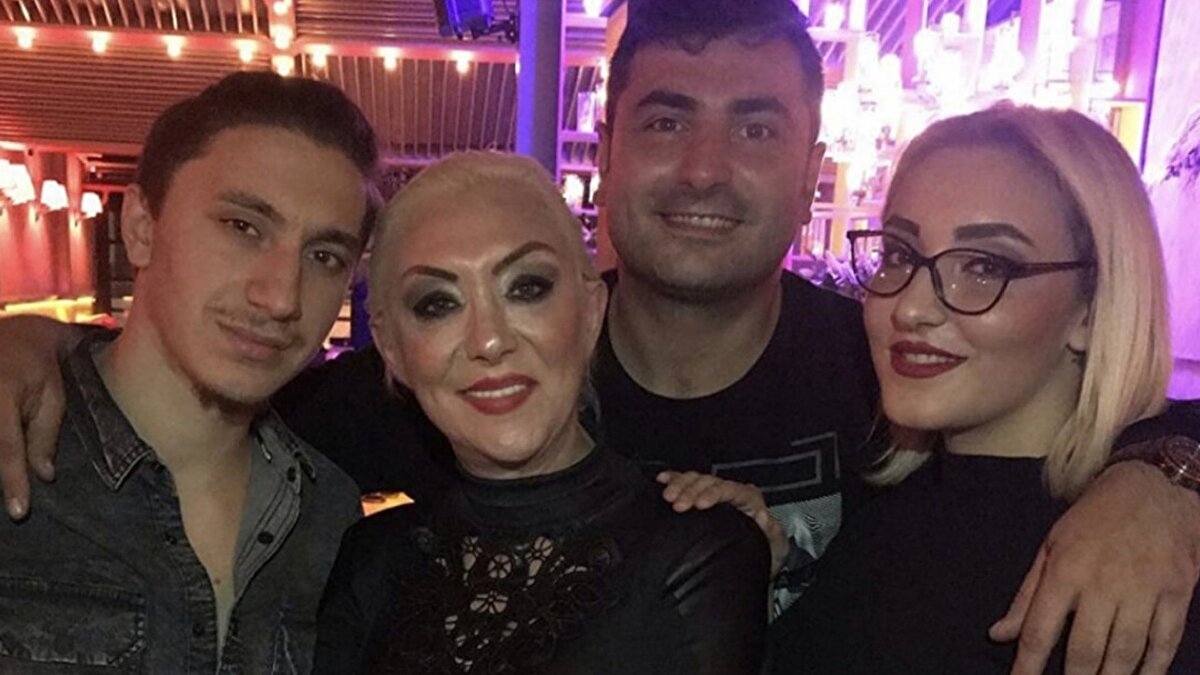 Yakın dostundan dikkat çeken açıklamalar<br><br>Show TV’de yayınlanan Bu Sabah programına katılan Güllü’nün yakın arkadaşı Çiğdem Turan, canlı yayında çarpıcı ifadeler kullandı. Yaklaşık kırk yılı aşan dostlukları olduğunu belirten Turan, Güllü’nün ölümünden birkaç gün önce kendisini arayıp “Bana destek ol, bunlar beni öldürecek” dediğini ileri sürdü. Turan, şarkıcının kızıyla yaşadığı sorunların uzun zamandır devam ettiğini, tartışmaların çoğunlukla para ve çevresindeki kişiler nedeniyle büyüdüğünü ifade etti.