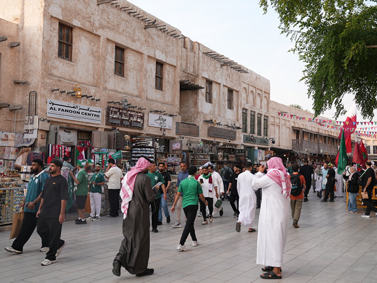 2004 yılında kapsamlı bir restorasyondan geçirilen çarşı, modern mimariyle yenilenirken geleneksel Katar dokusu korunarak yeniden inşa edildi.