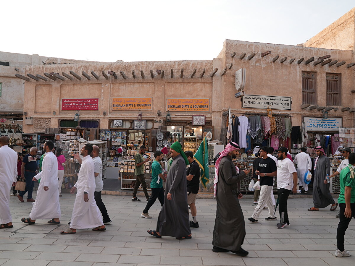 Turnuvayı takip etmek için farklı Arap ülkelerinden Doha'ya gelen çok sayıda taraftar, Sûk Vâkıf'ta renkli görüntüler oluşturdu.