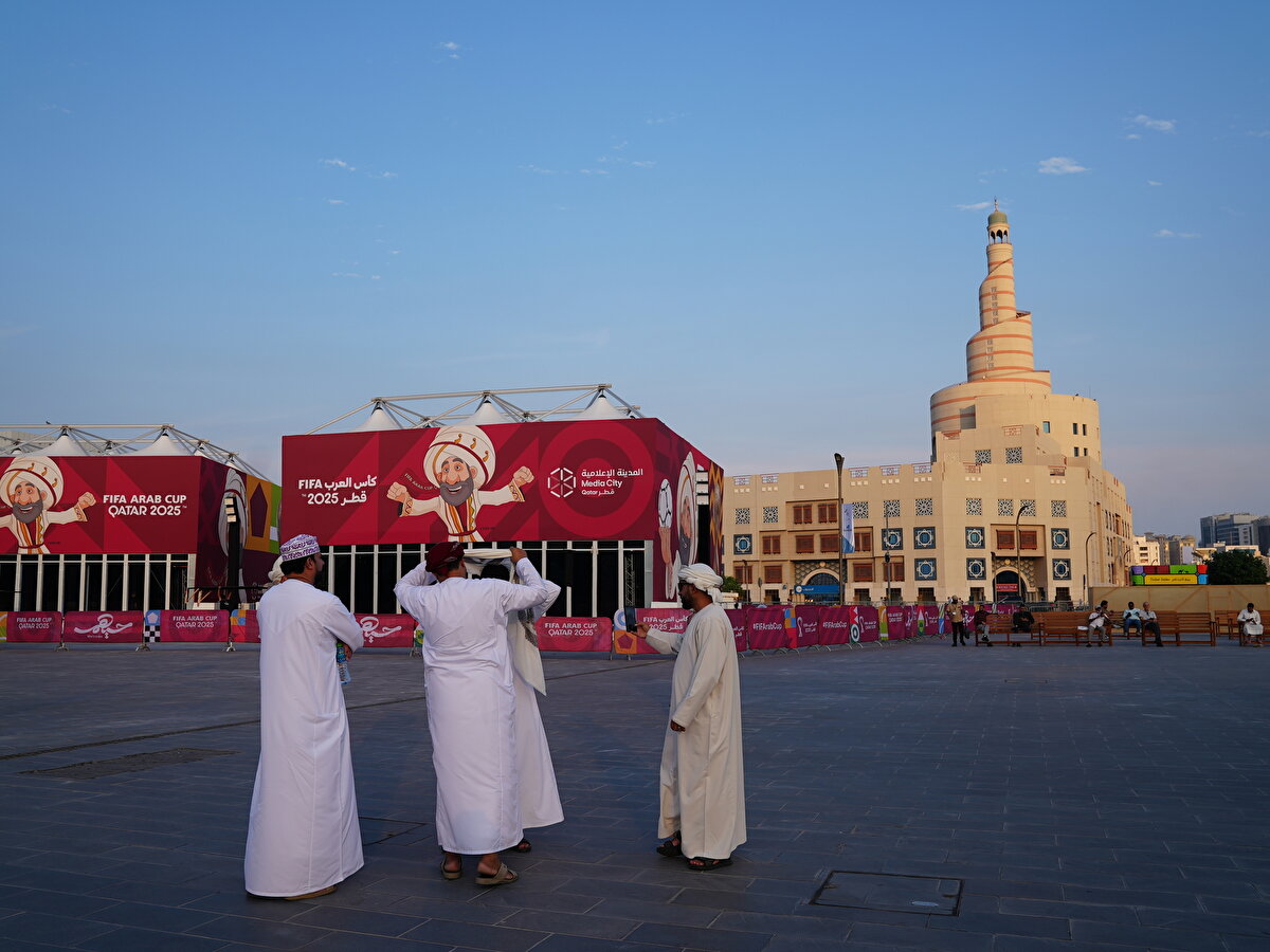 Doha'nın Muşeyrib bölgesinde yer alan ve yaklaşık bir asır önce eski bir nehir yatağının kıyısında kurulan "Sûk Vâkıf", adını satıcıların geçmişte ürünlerini ayakta durarak pazarlamalarına atıfla Arapça "ayakta duran" anlamına gelen "vâkıf" kelimesinden alıyor.