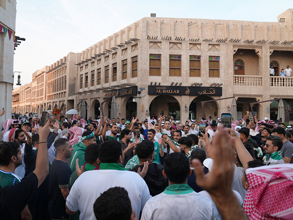 Kimi taraftarlar çarşının sokaklarında takımları için tezahürat yaparken, kimileri de Katar kültürüne özgü ürünlere ilgi gösterdi. Özellikle akşam saatlerinde artan kalabalık, çarşının atmosferine festival havası kattı.