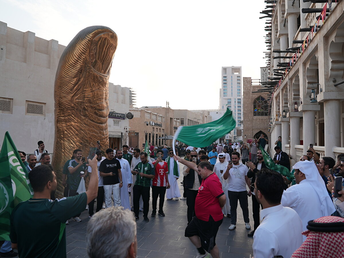 Gün boyu canlılığın sürdüğü çarşı, kafelerden restoranlara, geleneksel ürün tezgâhlarından hediyelik eşya dükkanlarına kadar ziyaretçilerin oluşturduğu renkli görüntülere sahne oldu.