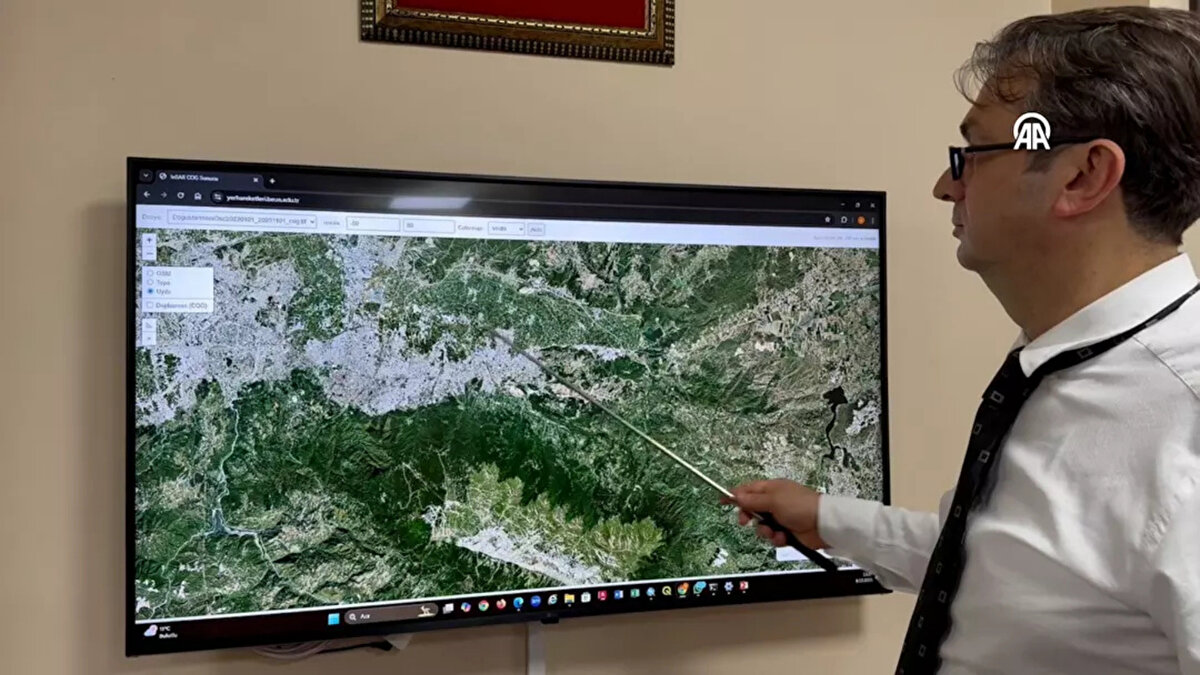 Yatay hareketler ve tektonik etki<br>Konya Ovası’ndaki incelemeler, düşey çökmenin yanı sıra tektonik kaynaklı yatay hareketlerin de bulunduğunu gösterdi. Yıllık yaklaşık 4 santimetrelik bu hareketlerin, bölgedeki fay hatlarıyla bağlantılı olabileceği ifade edildi. Uzun vadede bu süreçlerin, bölgenin geometrik yapısında belirgin değişimlere yol açabileceği değerlendiriliyor.