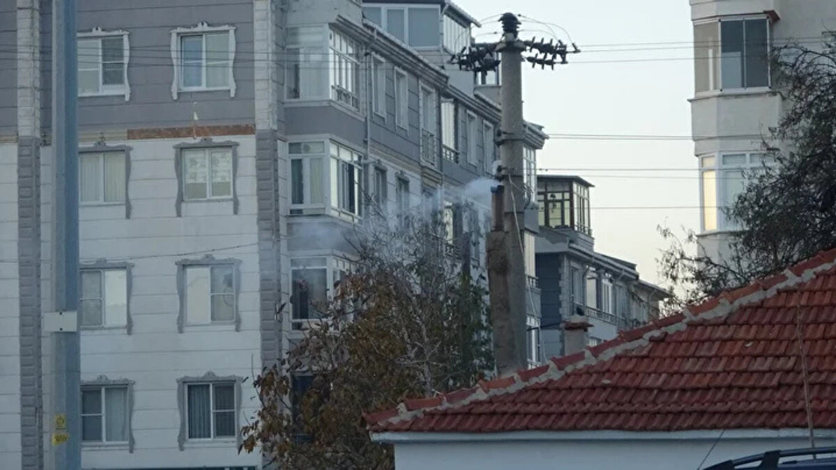 Soğuk hava ve ısınma etkisi<br>Keşan’da son yıllarda doğal gaz kullanımının artmasıyla kısmen düşen hava kirliliği, hava sıcaklıklarının ani şekilde gerilemesiyle yeniden yükselişe geçti. Özellikle sabah ve akşam saatlerinde kömürle ısınma, yüksek basınç koşulları ve egzoz kaynaklı emisyonlar, ilçede hava kalitesini olumsuz etkiliyor. Yaklaşık 85 bin nüfusa sahip ilçede, inversiyon dönemlerinde kirli havanın dağılmadığı gözlemleniyor.