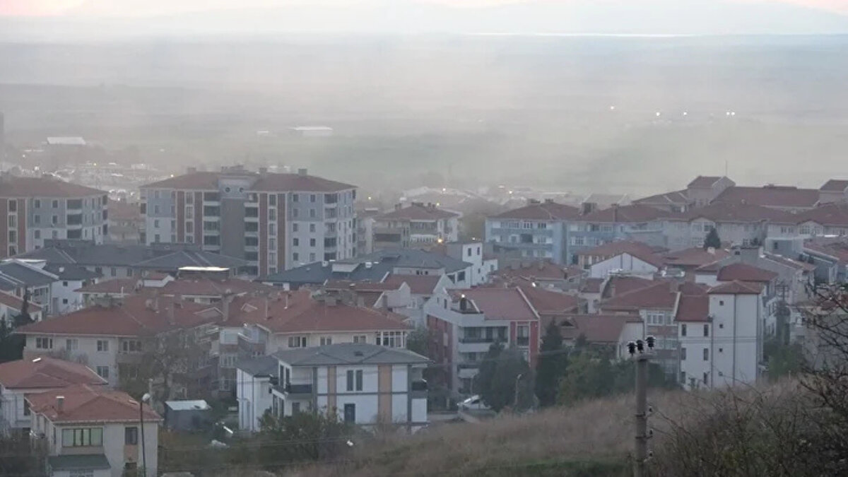 Partikül madde sağlığı tehdit ediyor<br>Yetkililer, havadaki PM10 ve PM2.5 türü partiküllerin insan sağlığı açısından ciddi riskler taşıdığına dikkat çekiyor. Bu maddelerin akciğerlere kadar ulaşabildiği, özellikle astım, KOAH, kalp ve tansiyon hastalarında solunum sorunlarını artırdığı belirtiliyor. Çocuklar ve yaşlılar ise risk grubunda öne çıkıyor.