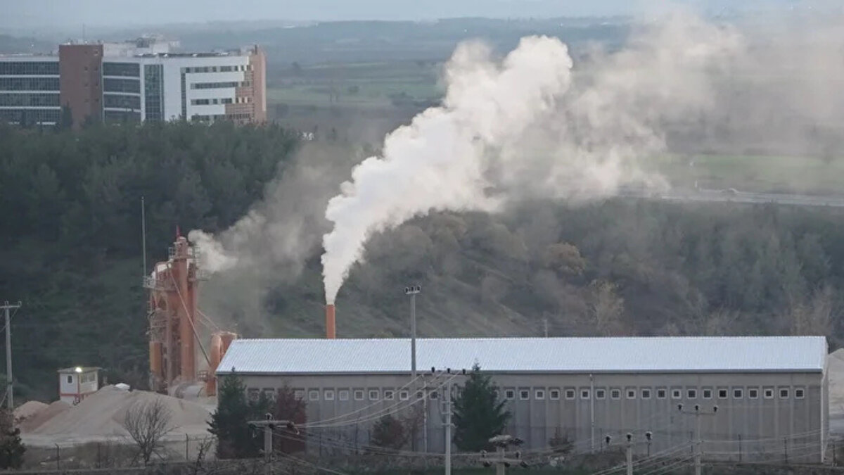 Edirne’nin Keşan ilçesinde hava kirliliği yeniden tehlikeli boyutlara ulaştı. Çevre, Şehircilik ve İklim Değişikliği Bakanlığına bağlı Ulusal Hava Kalitesi İzleme Ağı’nın güncel ölçümleri, partikül madde oranlarının Dünya Sağlık Örgütü’nün belirlediği sınırların çok üzerine çıktığını ortaya koydu. Metreküp başına 50 mikrogram olması gereken değer, 285 mikrogram seviyesine yükselerek “kötü” kategorisine girdi.