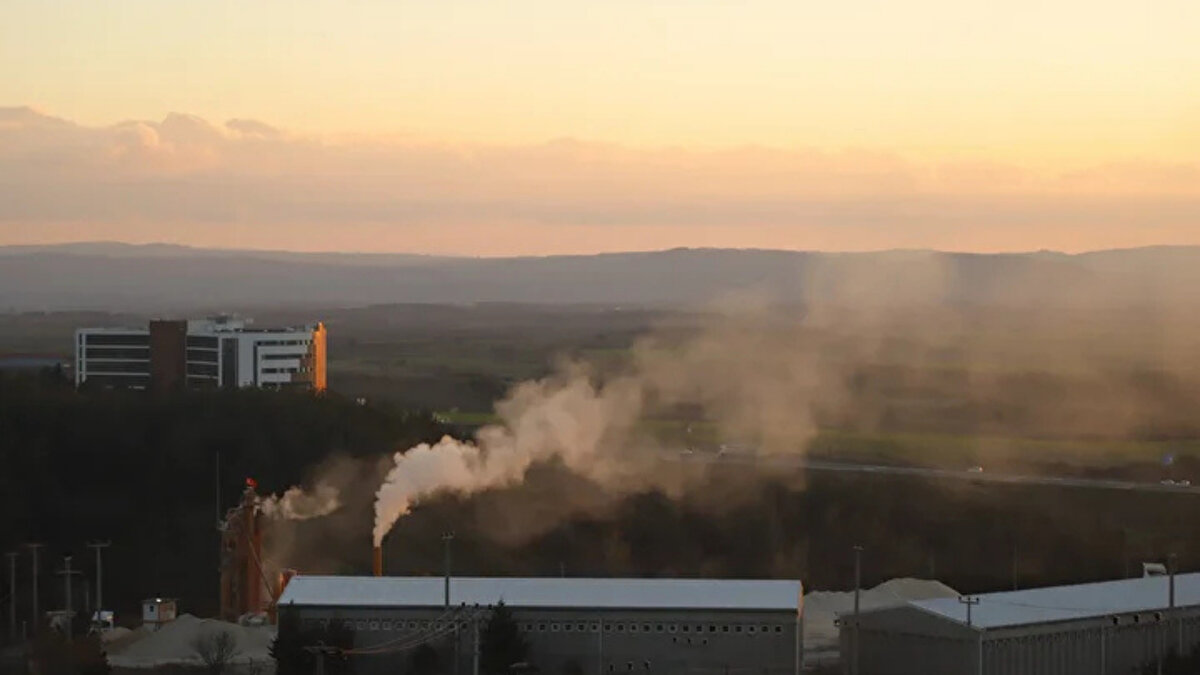 Trafik ve yakıt kullanımı öne çıkıyor<br>İlçede yoğun araç trafiği ve kontrolsüz yakıt kullanımı da kirliliğin artmasında etkili faktörler arasında gösteriliyor. Uzmanlar, şehir içi ulaşımın daha planlı hale getirilmesi, temiz yakıt kullanımının yaygınlaştırılması ve anız yakımı gibi uygulamaların önüne geçilmesi gerektiğine işaret ediyor.<br><br>Hava kirliliğinin artmasıyla birlikte Keşan’da yaşayanlar için solunum sorunları yeniden gündemin ilk sıralarına taşınırken, yetkililerin kalıcı önlemler alması bekleniyor.