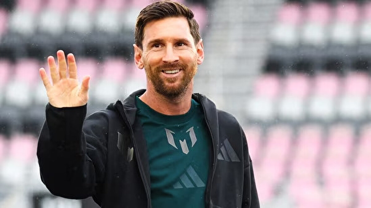 Kariyerine geçtiğimiz günlerde bir kupa daha ekleyen ve MSL ekibi Miami'de şampiyonluk yaşayan Messi GOAT Tour adı verilen bir etkinlik için Hindistan'a gitti.<br><br>Hindistan’da kendisi için yapılan heykelin açılışını yapan Arjantinli yıldız, buradaki tur kapsamında genç futbolculara yönelik eğitimlere, bir padel turnuvasına, konserlere ve Haydarabad, Mumbai ve Yeni Delhi'de etkinliklere katılacak.