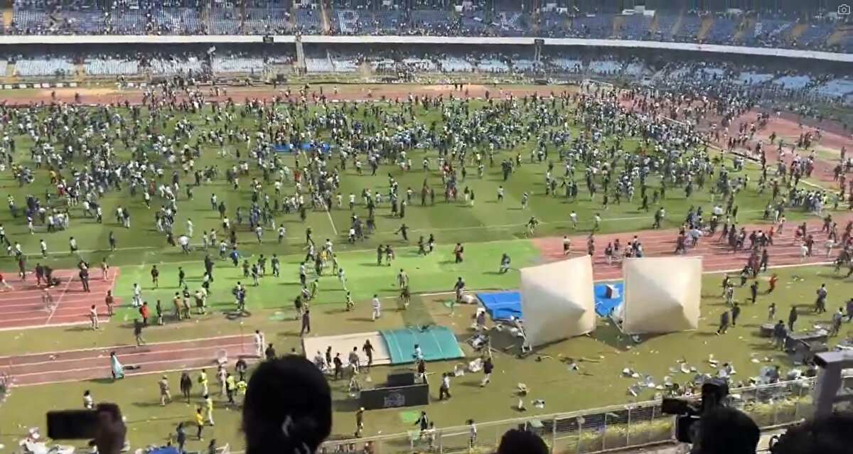 Öte yandan saatlerce beklemelerine ve bilet almalarına rağmen Messi'yi göremeyen hayranları, sahaya şişe fırlattı ve stadyuma zarar verdi.