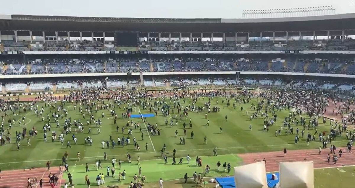 Messi stadyumdan ayrıldıktan sonra taraftarlar koltukları sökerek sahaya atarken ve birçok kişinin sahaya girdi. Batı Bengal Eyalet Başbakanı Mamata Banerjee, sosyal medya hesabından açıklama yayınladı. İşte o açıklama: