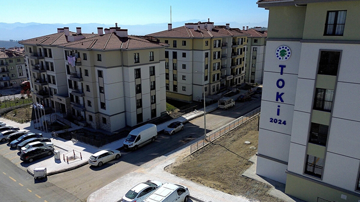 Cumhuriyet tarihinin en kapsamlı sosyal konut hamlesi olarak nitelendirilen ve 81 vilayette eş zamanlı hayata geçirilen 500 bin konutluk projede başvuru ekranının kapanmasına sayılı günler kaldı. 10 Kasım'da başlayan süreç, 19 Aralık tarihinde resmen sona erecek.