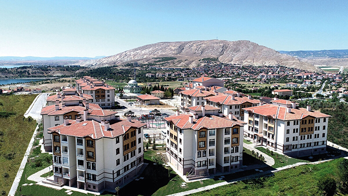 Çevre, Şehircilik ve İklim Değişikliği Bakanlığı öncülüğünde yürütülen ve dar gelirli vatandaşların barınma ihtiyacına köklü çözüm sunmayı hedefleyen "Ev Sahibi Türkiye" projesinde kritik viraja girildi.