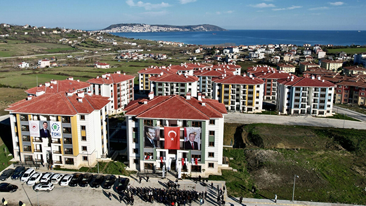 TOKİ KONUT TESLİMİ NE ZAMAN?<br><br>TOKİ'de hak sahiplerine konut teslimatlarının ise Mart 2027 tarihinden itibaren kademeli olarak başlaması bekleniyor.