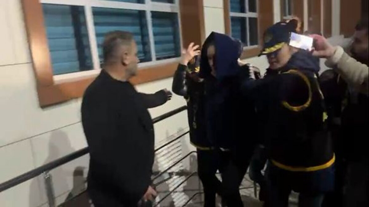 Adliye önünde tepki<br>Şüphelilerin adliyeye sevki sırasında ve sonrasında Yalova Adalet Sarayı önünde toplanan bir grup, Tuğyan Ülkem Gülter’e tepki gösterdi. Güvenlik önlemleri eşliğinde işlemler tamamlandı.