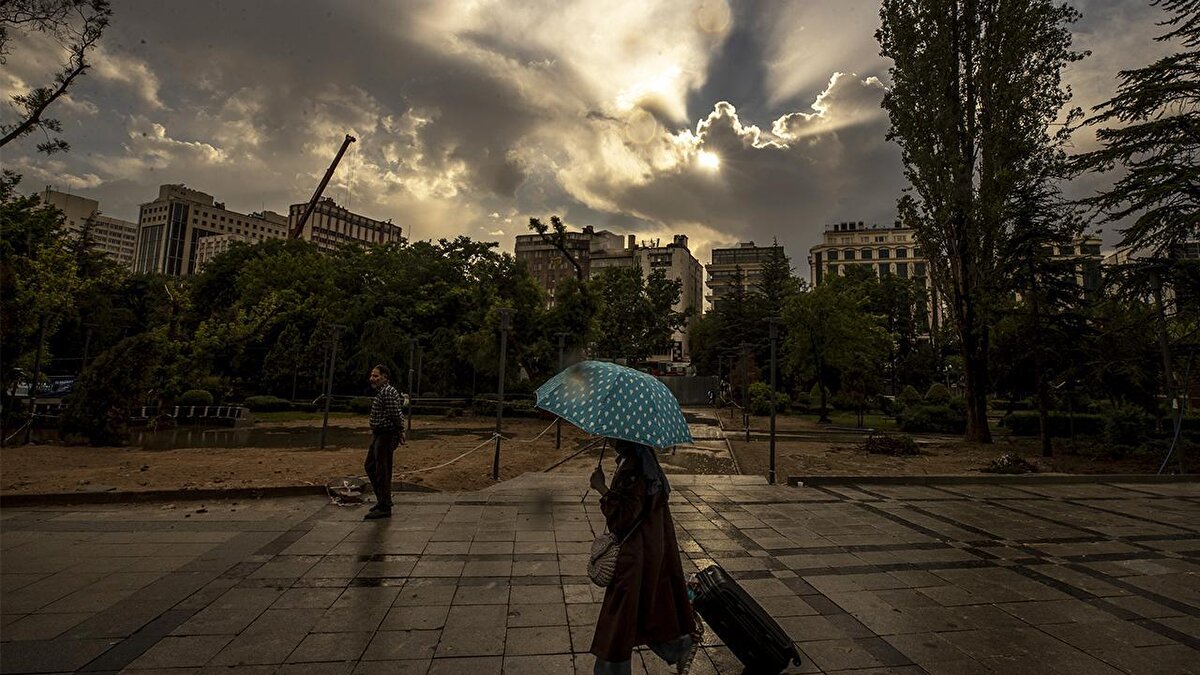 5 il için sarı kodlu alarm<br>Meteoroloji, kuvvetli yağış ve rüzgâr riski nedeniyle Doğu Karadeniz ağırlıklı olmak üzere 5 il için sarı kodlu uyarı yayımladı. Yetkililer, ulaşımda aksamalar, buzlanma, don ve ani su baskınlarına karşı vatandaşların tedbirli olması çağrısında bulundu.
