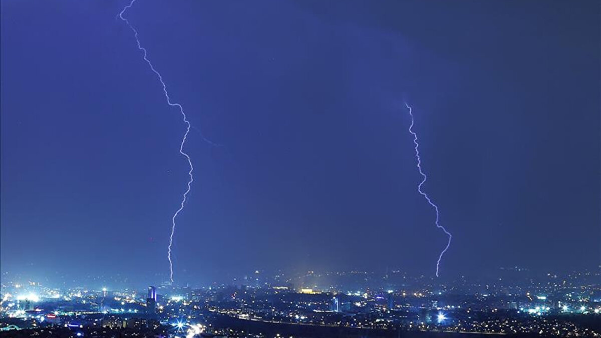 Karadeniz hattında risk yükseldi<br>Tahminlere göre Doğu Karadeniz kıyıları ile Artvin ve Ardahan çevrelerinde yağışlar yer yer kuvvetli olacak. Bu bölgelerde yağmurun yanı sıra yüksek kesimlerde karla karışık yağmur ve kar görülecek. Orta ve Doğu Karadeniz’de rüzgârın batı ve kuzeybatı yönlerden zaman zaman kuvvetli esmesi bekleniyor.