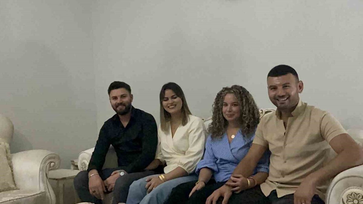 Budak kardeşler, Küba’da geçirdikleri süreçte ülkenin sosyal yaşamı ve insanlarıyla tanıştı. Bu süreçte Daniela Elena Calzada Pedraja ve Daymara Ricardo Lopez ile yolları kesişen iki kardeş, zamanla ilişkilerini evliliğe taşıma kararı aldı. Ailelerin karşılıklı görüşmeleri ve onaylarının ardından düğün hazırlıkları Kars’ta tamamlandı.