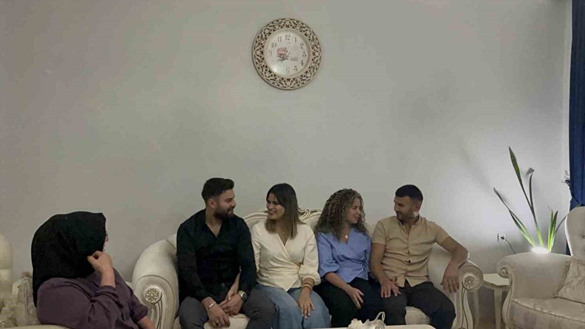 Düğünler Kars’ta yapıldı<br><br>Genç çiftler, ailelerinin desteğiyle Kars’ta düğün yaparak evlendi. Düğünlerde Küba’ya özgü danslar ve müzikler dikkat çekerken, davetliler bu anlara alkışlarla eşlik etti. Organizasyon, yöresel geleneklerle farklı kültürlerin bir araya geldiği görüntülere sahne oldu.