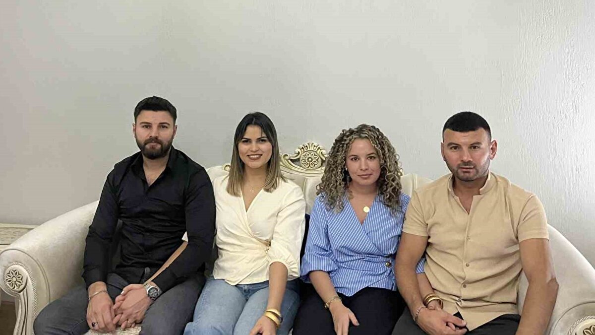 Kültürler Kars’ta buluştu<br><br>Küba’dan Kars’a gelin gelen genç kadınlar, kentin iklimine ve yaşam tarzına uyum sağlamaya başladı. Kars mutfağı ve gelenekleriyle tanışan gelinler, kısa sürede çevreleriyle kaynaştı. Bu evlilikler, Kars ile Küba arasında kültürel bir bağ kurulmasına vesile oldu.