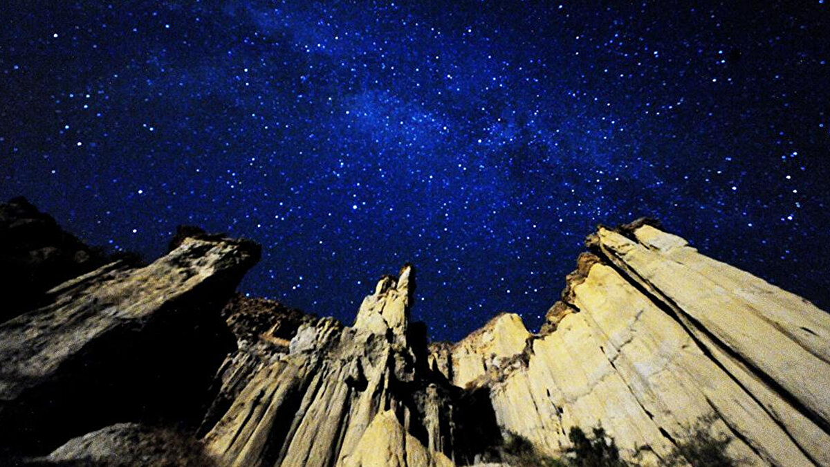 Yılın en görkemli gökyüzü olaylarından biri olan Geminid (İkizler) Meteor Yağmuru için heyecan dorukta. Gökyüzü olaylarını yakından takip eden vatandaşlar, "Meteor yağmuru ne zaman, bugün mü?" sorusuna yanıt arıyor. 3200 Phaethon adlı sönük bir kuyruklu yıldızın güneş etrafındaki yörüngesinde bıraktığı kalıntılardan oluşan bu olay, gökyüzünü adeta aydınlatacak. İşte 2025 Geminid meteor yağmuru saati ve izleme noktaları hakkında merak edilenler...