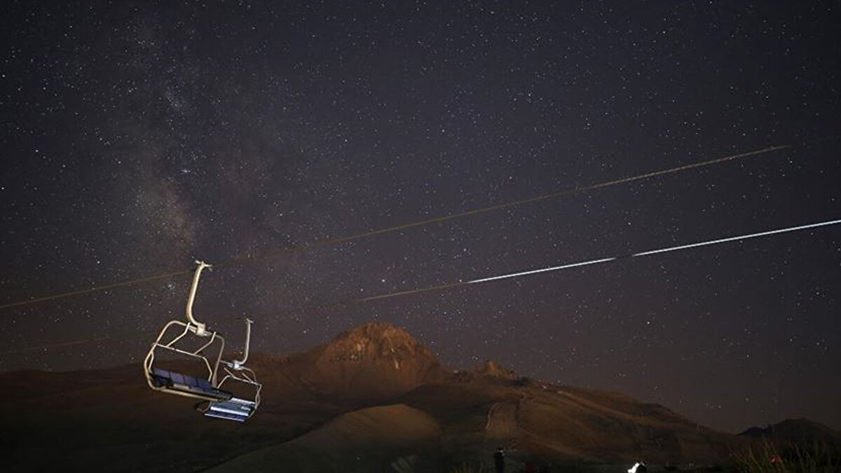 GEMİNİD METEOR YAĞMURU NE ZAMAN, SAAT KAÇTA?<br><br>Geminid diğer adıyla İkizler gök taşı yağmuru, her yıl belirli periyotlarla gerçekleşiyor. 2025 yılı takvimine göre bu eşsiz olay 4-20 Aralık tarihleri arasında gözlemlenebiliyor.