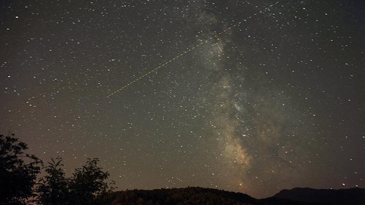 GEMİNİD (İKİZLER) YAĞMURU NEDİR?<br><br>Geminid Gök Taşı Yağmuru’nun kaynağı 3200 Phaethon isimli bir asteroittir. Güneş etrafındaki turunu 1,4 yılda tamamlayan bu gök cismi, "ölü kuyruklu yıldız" veya "kayaç kuyruklu yıldız" olarak da adlandırılır. Yıllık periyodik gök taşı yağmurları arasında en yoğun olanı Geminid'dir.