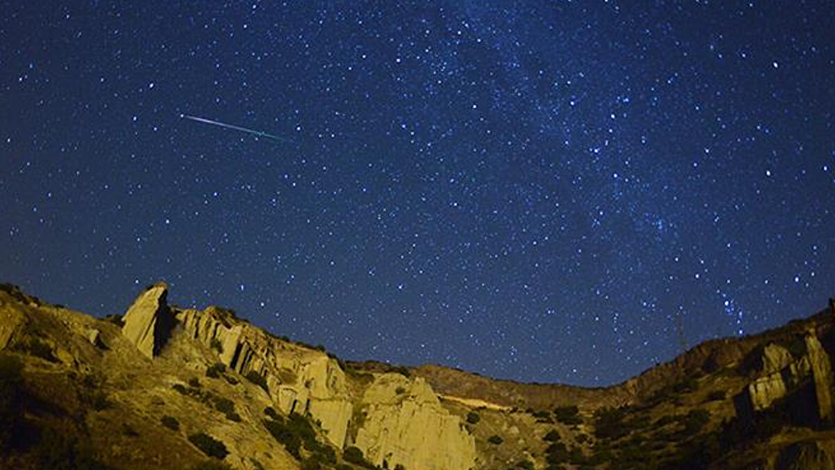 Ancak meteor yağmurunun en yoğun olduğu ve zirve yaptığı tarih 13-14 Aralık gecesi olacak. Özellikle 14 Aralık sabahına karşı saatte ortalama 120 meteorun atmosferden geçiş yapması bekleniyor. Bu zaman dilimi, gökyüzü gözlemcileri için en net görüntülerin alınacağı anlar olarak dikkat çekiyor.