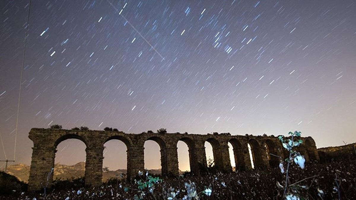 İSTANBUL VE ANTALYA'DA METEOR YAĞMURU NEREDEN İZLENİR?<br><br>Geminid meteor yağmurunu net bir şekilde görebilmek için en önemli kural ışık kirliliğinden uzak durmaktır. Şehir merkezlerinin yoğun ışıklarından uzakta, karanlık ve havanın açık olduğu bölgeler tercih edilmelidir.