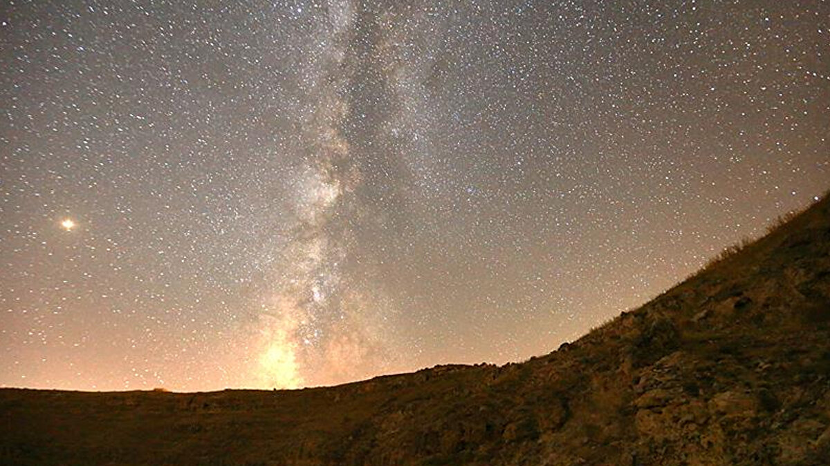 METEOR YAĞMURU TÜRKİYE'DEN GÖRÜLECEK Mİ?<br><br>Uzmanlar, Geminid meteorlarının belirli bir yönden gelmediğini, bu sebeple dünyanın her yerinden izlenebileceğini belirtiyor. Türkiye'den de görülecek olan bu doğa olayı için herhangi bir teleskoba veya özel ekipmana ihtiyaç duyulmuyor.<br><br>Meteorların renklerinin beyaz, sarı, yeşil, kırmızı ve mavi tonlarında olabileceği ifade ediliyor.
